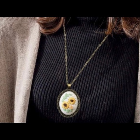 Beautiful hand made embroidery pendant with necklace (chain) - Picture 2 of 5